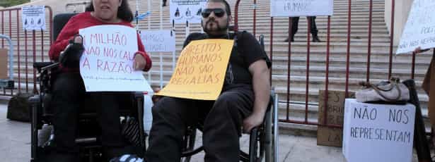 Deficientes assinalam dia com vigília de repúdio ao Orçamento Deficientes assinalam dia com vigília de repúdio ao Orçamento